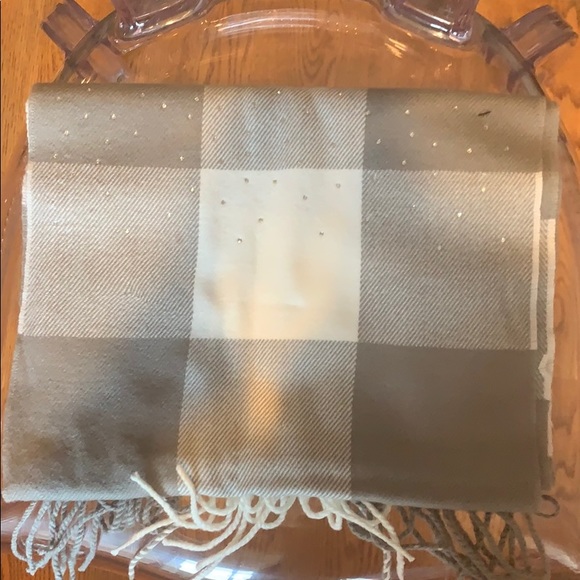 Victoria’s Secret White and Silver Scarf - Picture 4 of 4